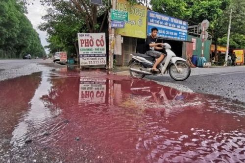 Hà Nội: Nguồn thải bí ẩn 'nhuộm đỏ' đường gom Đại lộ Thăng Long