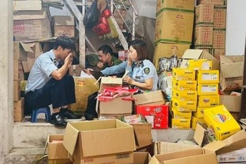 Hà Nội: Tạm giữ hàng hóa nhập lậu tại hộ kinh doanh Quang Chiến ở La Phù