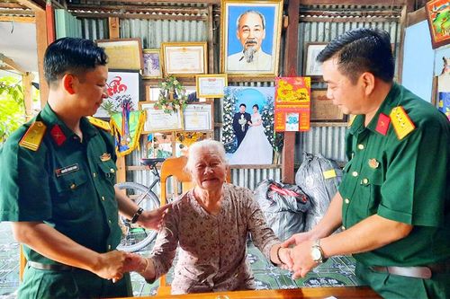 Thăm, tặng quà Mẹ Việt Nam Anh hùng và bệnh binh ở TX. Tịnh Biên