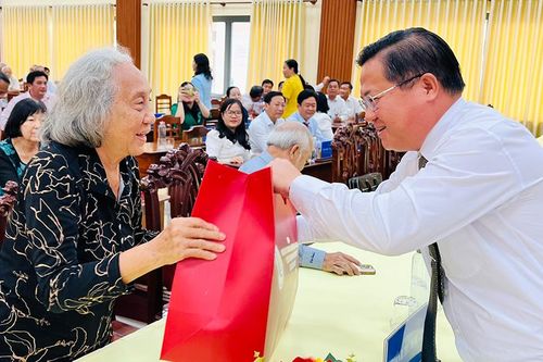 Họp mặt người có công, gia đình chính sách tiêu biểu ở TP. Long Xuyên