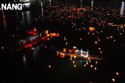 Quận Liên Chiểu thả hoa đăng tri ân các anh hùng, liệt sĩ