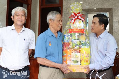 Bí thư Thành ủy Biên Hòa thăm, tặng quà 3 thương binh nặng