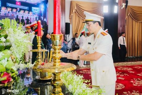 Đoàn đại biểu Công an tỉnh Đồng Nai viếng Tổng Bí thư Nguyễn Phú Trọng