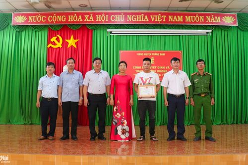 Trảng Bom khen thưởng đột xuất chủ quán ăn trả lại gần 80 triệu đồng cho khách bỏ quên