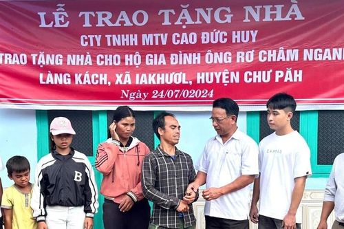 Bàn giao nhà tình nghĩa cho hộ nghèo xã Ia Khươl