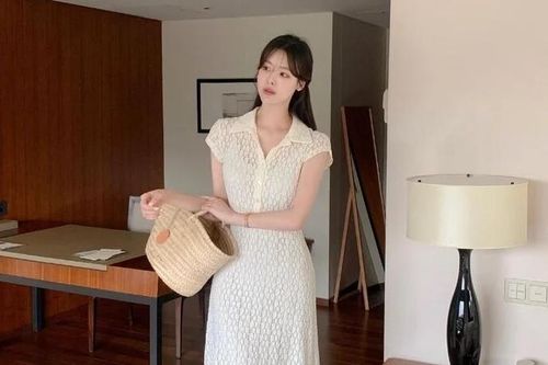 Cách mặc váy trắng sang đẹp ngày hè