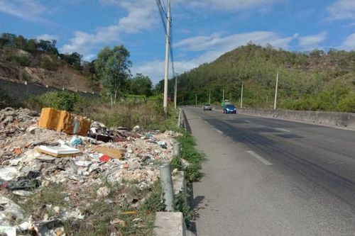 Đổ rác, xà bần bừa bãi trên hành lang quốc lộ
