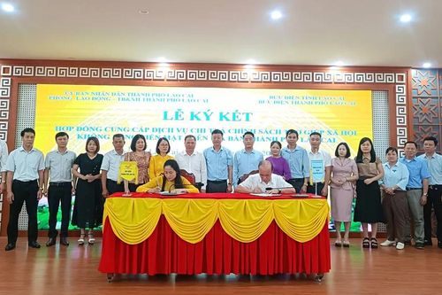 Lào Cai: Người có công với cách mạng tích cực hưởng ứng thực hiện chi trả an sinh xã hội không dùng tiền mặt
