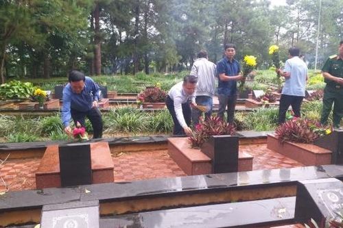Lãnh đạo các huyện Đạ Tẻh, Cát Tiên viếng Nghĩa trang Liệt sĩ nhân ngày 27/7