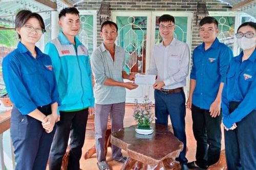 Thủy điện Đại Ninh tặng quà, thăm hỏi 10 gia đình chính sách nhân ngày 27/7
