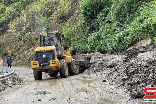 Mưa lớn gây sạt lở đất trên quốc lộ 37