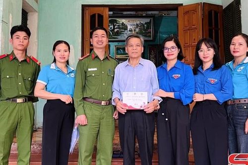 Thăm, tặng quà các thương binh, bệnh binh và gia đình liệt sĩ trên địa bàn thị trấn Mộc Châu
