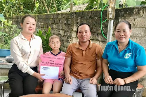 Gần 100 triệu đồng ủng hộ cháu Trần Thị Phương Oanh