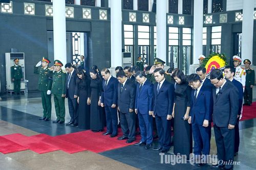 Đoàn đại biểu tỉnh Tuyên Quang viếng Tổng Bí thư Nguyễn Phú Trọng