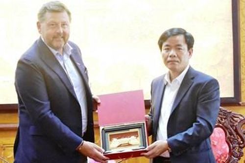 'Thiên thời, địa lợi, nhân hòa' trong thu hút đầu tư - Bài 2: Xem nhà đầu tư là 'người nhà'