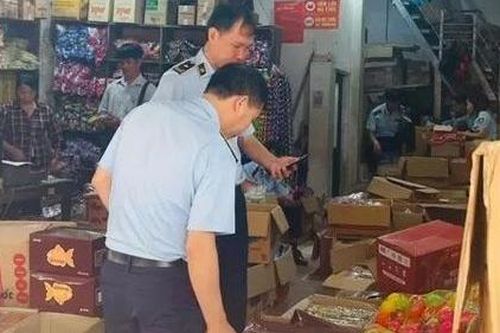 Hà Nội: Tạm giữ hàng hóa vi phạm tại đại lý bánh kẹo