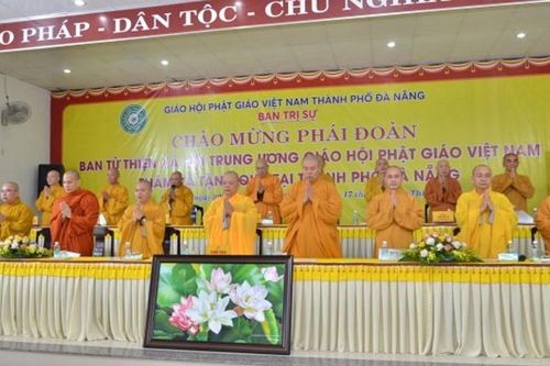 Đà Nẵng: Ban Từ thiện xã hội T.Ư làm việc với Ban Trị sự Thành phố và tặng quà từ thiện