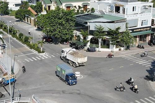 Khánh Hòa: Xe ben chở đất vượt thùng 'tung hoành' ở thị trấn Diên Khánh