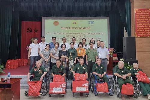 Báo Xây dựng và Công ty CP Thương mại Dịch vụ Tổng hợp Việt Nga thăm, tặng quà tri ân các thương binh tại Trung tâm Điều dưỡng thương binh Duy Tiên
