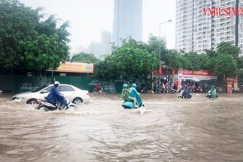 Từ những con phố hóa thành sông đến bài toán chống ngập tại Hà Nội