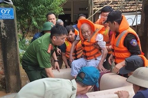 Cán bộ, chiến sĩ Công an tỉnh Sơn La dầm mình trong mưa lũ cứu dân