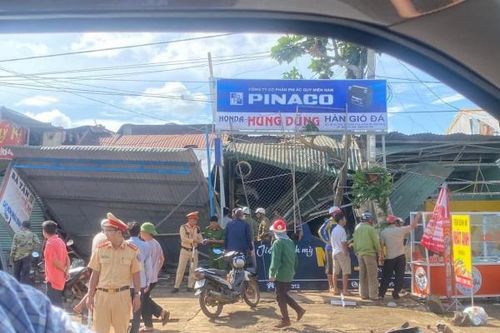 Xe Container lao vào nhà dân, 3 người tử vong