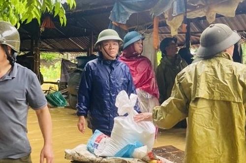 Công an huyện Quốc Oai, Thạch Thất kịp thời hỗ trợ người dân chịu ảnh hưởng của bão số 2