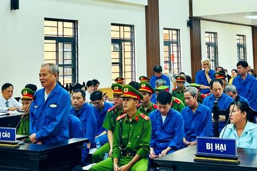 Lãnh đạo, cán bộ huyện cùng doanh nghiệp 'rút ruột' công trình chi tiếp khách và chúc tết