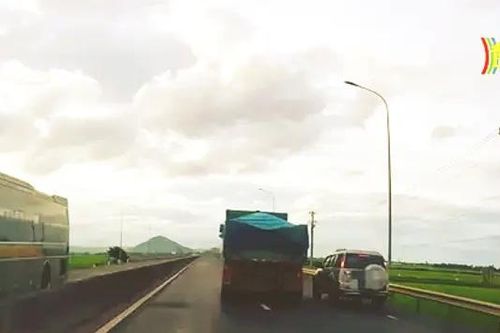 Bị cản vượt, xe tải tạt đầu xe con trên quốc lộ