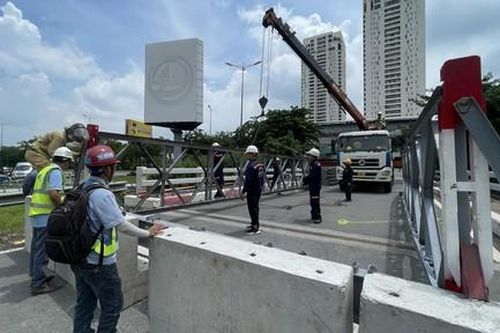 Phân luồng thi công cầu bộ hành ga Thủ Đức: Phối hợp CSGT để bảo đảm an toàn