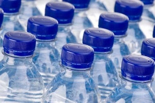 Đình chỉ 7 cơ sở sản xuất nước uống đóng chai, đá dùng liền