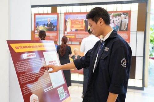 Giới trẻ xúc động đến triển lãm về Tổng Bí thư Nguyễn Phú Trọng ở TP.HCM