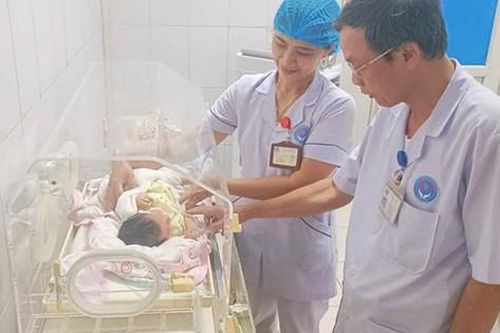 Bé sơ sinh bị bỏ trong bao tải bên bờ ruộng