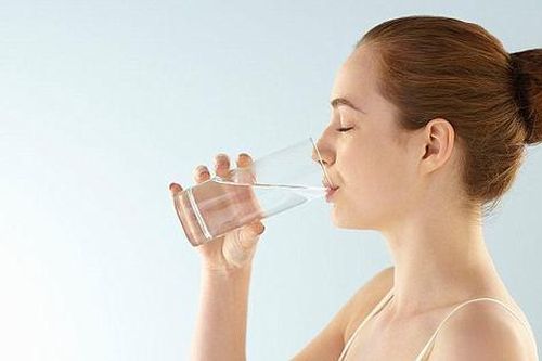 Uống nước có làm giảm huyết áp không?