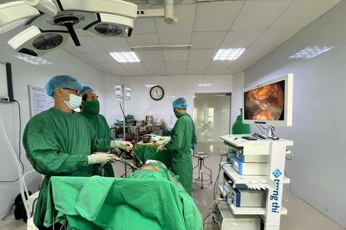 Thận to bằng quả bưởi do tự dùng thuốc nam điều trị sỏi niệu quản