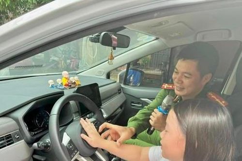 Đoàn thanh niên trang bị kiến thức thoát hiểm khi mắc kẹt trên ô tô cho trẻ em