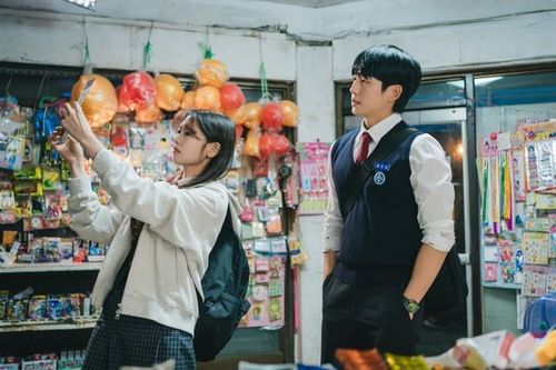Love Next Door: Jung Hae In - Jung So Min 'hack tuổi', quậy tanh bành cười tới bến