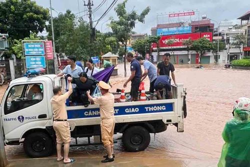 Lực lượng Công an Sơn La sát cánh, hỗ trợ nhân dân vượt qua bão lũ