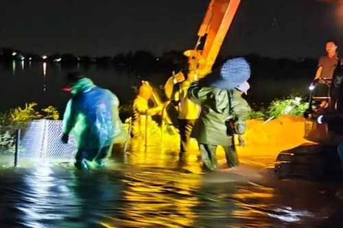 Công an huyện Quốc Oai trắng đêm chốt trực phòng, chống ngập úng