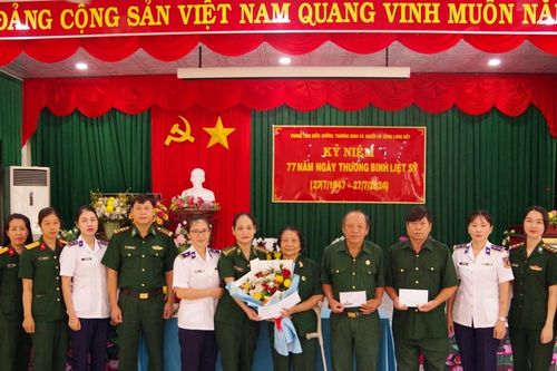Thăm, tặng quà tri ân thương bệnh binh và người có công