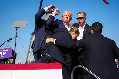 Giám đốc FBI đặt câu hỏi ông Trump trúng đạn hay mảnh đạn