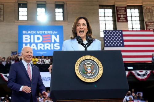 Bà Harris nói ông Trump đang 'chùn bước'