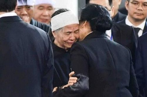 Khoảnh khắc sẻ chia giữa phu nhân hai Tổng Bí thư Việt - Lào