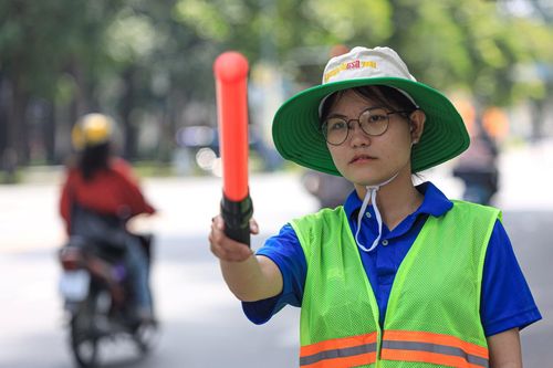 Lời kể của tình nguyện viên TP.HCM giữa biển người viếng Tổng Bí thư