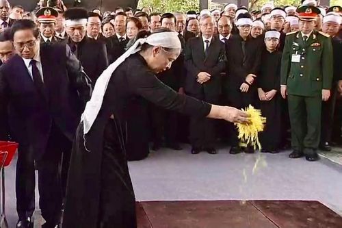 Phu nhân Ngô Thị Mận khóc nghẹn trước giờ an táng Tổng Bí thư
