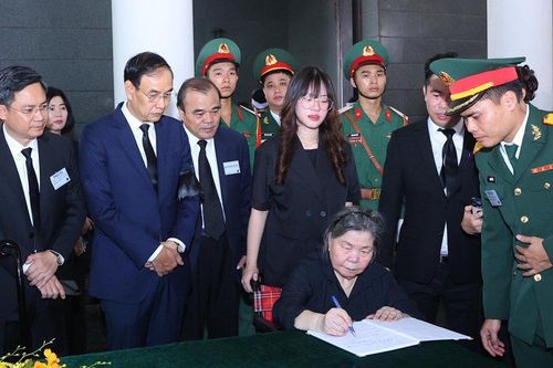 Xúc động dòng tiễn biệt gửi 'trò nhỏ' của cô giáo Tổng Bí thư