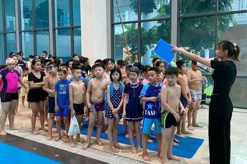 Quận Hoàng Mai dạy bơi miễn phí cho trẻ em có hoàn cảnh khó khăn
