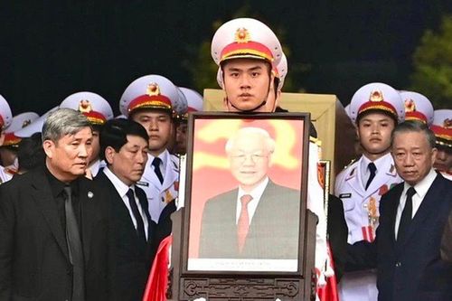 Người dân nghẹn ngào tiếc thương, tiễn đưa Tổng Bí thư Nguyễn Phú Trọng về nơi an nghỉ cuối cùng