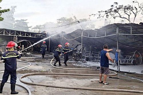 Dập tắt đám cháy tại bãi để xe điện du lịch ở thành phố Hội An