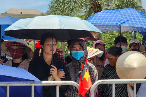 Đông đảo người dân đã có mặt sớm trước nghĩa trang Mai Dịch chờ tiễn đưa Tổng Bí thư